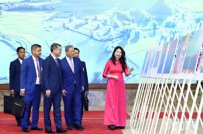 Thủ tướng Lê Minh Hưng và Thủ tướng Campuchia Hun Manet tham quan một số hình ảnh về quan hệ hai nước. Ảnh: TUẤN HUY