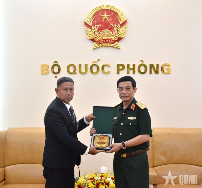  Đại tướng Phan Văn Giang trao quà lưu niệm tặng Trung tướng Adul Boonthumjaroen. 