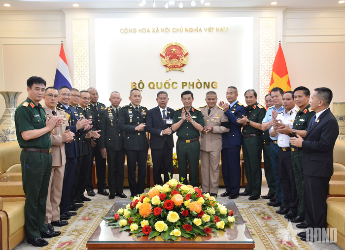 Đại tướng Phan Văn Giang, Trung tướng Adul Boonthumjaroen và các đại biểu tại cuộc hội kiến.