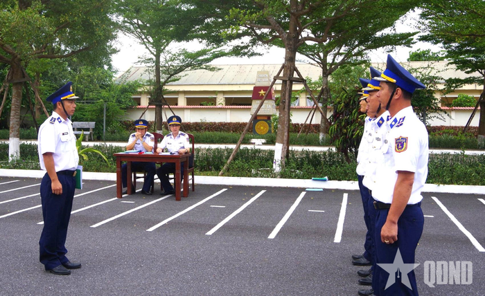  Đoàn công tác kiểm tra thực hành thông qua giáo án huấn luyện bài điều lệnh đội ngũ tay không tại Hải đội 202. 
