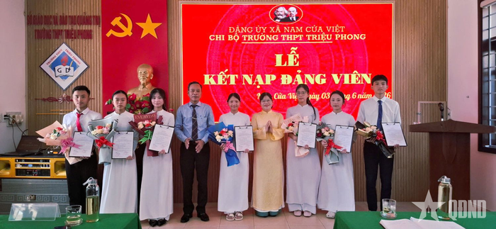 Lê Thanh Hoàn (ngoài cùng bên phải) trong Lễ kết nạp đảng viên tại Chi bộ Trường THPT Triệu Phong.