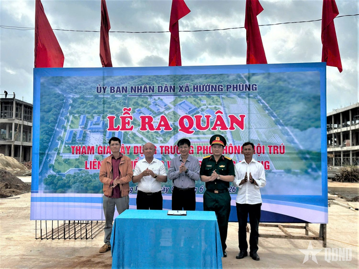 Đại diện chỉ huy Trung đoàn Bộ binh 842, Bộ CHQS tỉnh Quảng Trị tại Lễ ra quân tham gia xây dựng dự án Trường phổ thông nội trú liên cấp Tiểu học và Trung học cơ sở xã Hướng Phùng.