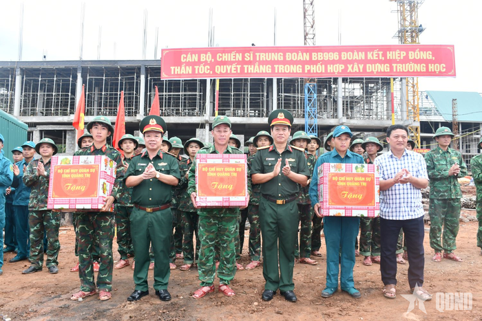 Lãnh đạo Bộ CHQS tỉnh Quảng Trị và UBND xã Thượng Trạch trao quà tặng các lực lượng tham gia xây dựng dự án Trường phổ thông nội trú liên cấp Tiểu học và Trung học cơ sở xã Thượng Trạch.