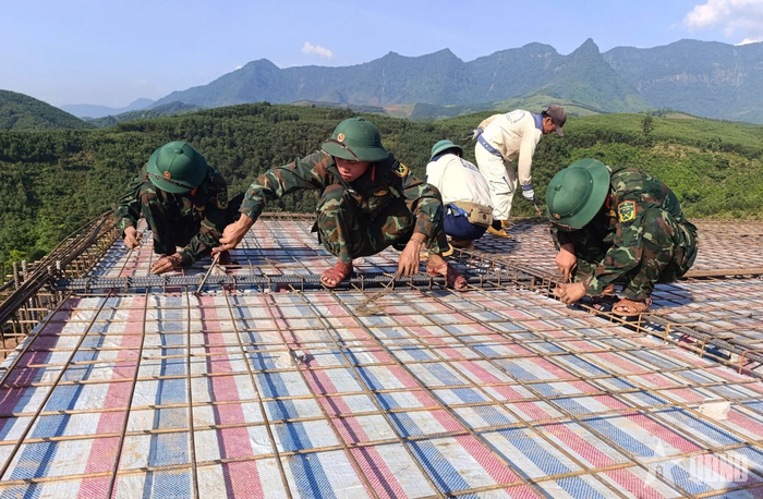 Cán bộ, chiến sĩ các đơn vị nỗ lực bám công trường trong điều kiện thời tiết nắng nóng.