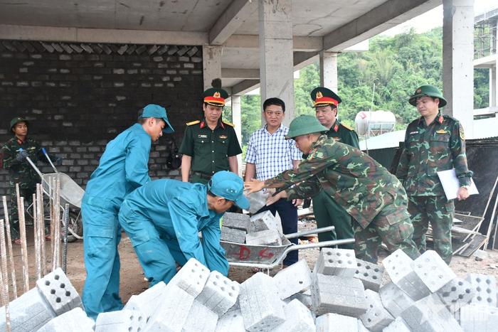 Lãnh đạo Bộ CHQS tỉnh Quảng Trị kiểm tra các lực lượng thực hiện nhiệm vụ.