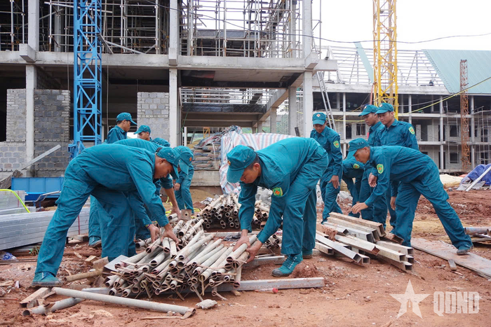 Hàng trăm chiến sĩ dân quân các địa phương được huy động chung sức xây dựng trường học.