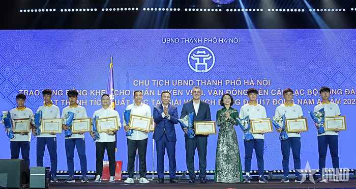 Chủ tịch Liên đoàn Bóng đá Việt Nam (VFF) Trần Quốc Tuấn tặng bằng khen cho các cá nhân của Hà Nội FC có đóng góp cho tấm vé dự World Cup của U17 Việt Nam. 