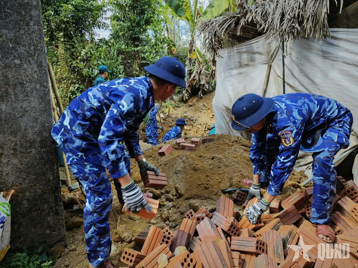  Cán bộ, chiến sĩ Bộ tư lệnh Vùng Cảnh sát biển 2 tích cực xây dựng công trình nhà vệ sinh cho đồng bào dân tộc Cor tại xã Tam Mỹ. 