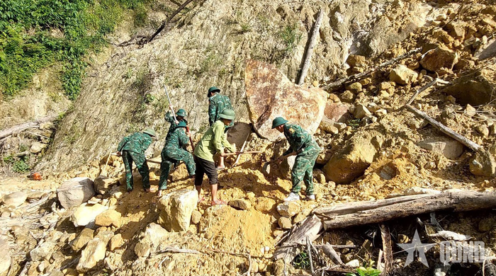  Cán bộ, chiến sĩ Đồn Biên phòng Hạnh Dịch, Ban Chỉ huy Bộ đội Biên phòng tỉnh Nghệ An phối hợp với Trạm Kiểm lâm Phù Hoạt tích cực khắc phục các điểm sạt lở trên tuyến đường Nậm Giải - Y4. 