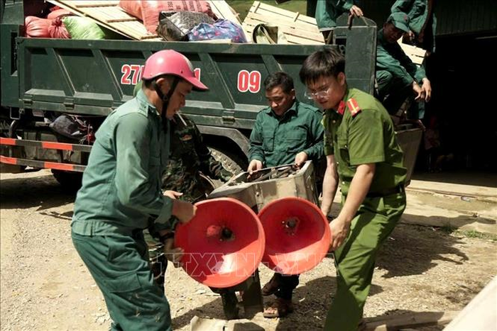 Các lực lượng hỗ trợ di dời tài sản của hộ gia đình có nguy cơ sạt lở cao đến nơi an toàn.