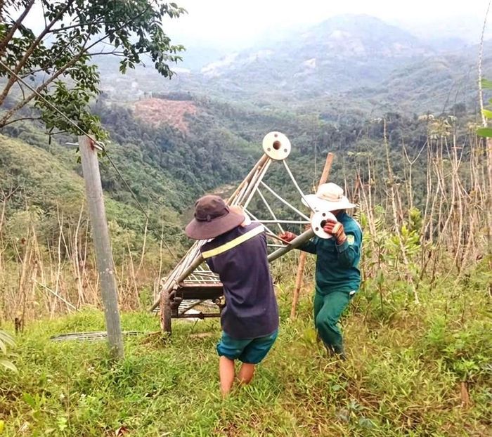 Công nhân vận chuyển, lắp đặt cột ăng-ten phát sóng viễn thông tại địa bàn miền núi, góp phần xóa vùng lõm sóng.