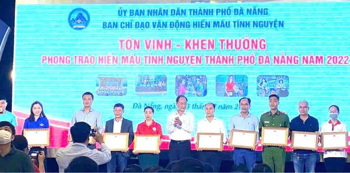 Thân Văn Tuấn (thứ 3 từ phải sang) nhận Bằng khen của UBND TP Đà Nẵng năm 2022.