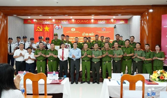 Lãnh đạo các đơn vị và thành viên tham gia mô hình chụp ảnh lưu niệm.