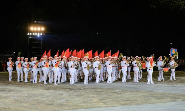 Màn biểu diễn quân nhạc.