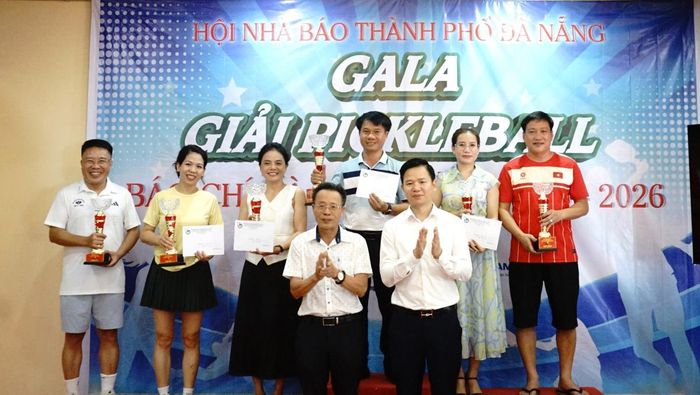 Ban Tổ chức trao giải Nhất, Nhì, Ba cho các cặp đấu đôi nam-nữ.