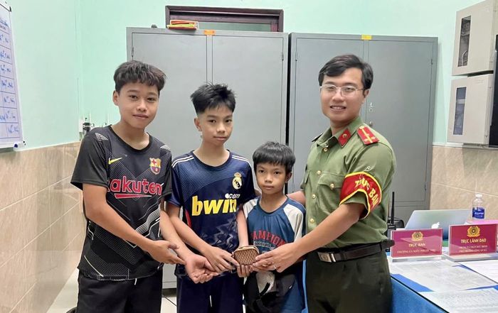Nhóm học sinh giao nộp ví tiền nhặt được cho Công an xã Điện Bàn Tây.