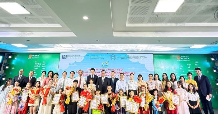 Ban Tổ chức trao giải cho các thí sinh xuất sắc.