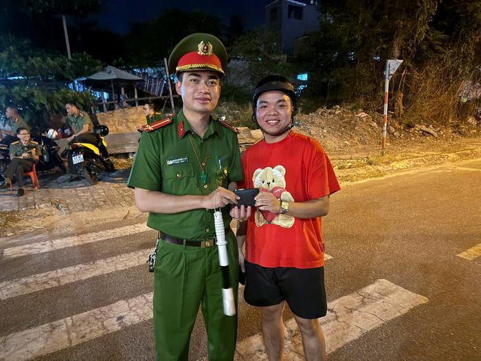 Cán bộ Công an phường Sơn Trà trao trả tài sản cho người dân.