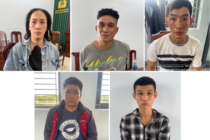 Từ trái qua, các đối tượng: Bé, Huy, Quyên, Trung và Trường.