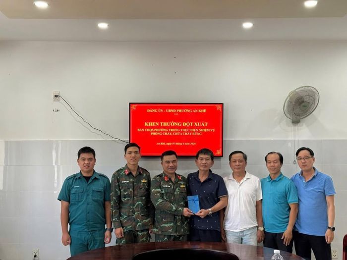 Phó Chủ tịch Thường trực UBND phường An Khê Tào Hùng trao khen thưởng cho lực lượng làm nhiệm vụ chữa cháy rừng.