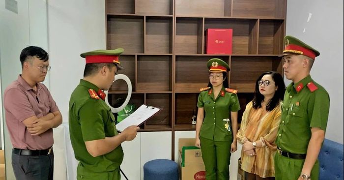 Cơ quan Cảnh sát điều tra tống đạt Quyết định khởi tố bị can đối với Lê Thị Oanh