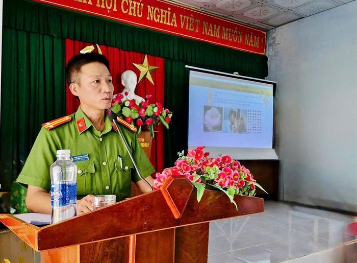 Đại diện Công an xã Thu Bồn tổ chức tuyên truyền, phổ biến pháp luật.
