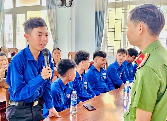 Công an xã tổ chức tuyên truyền cho thanh thiếu niên và học sinh.