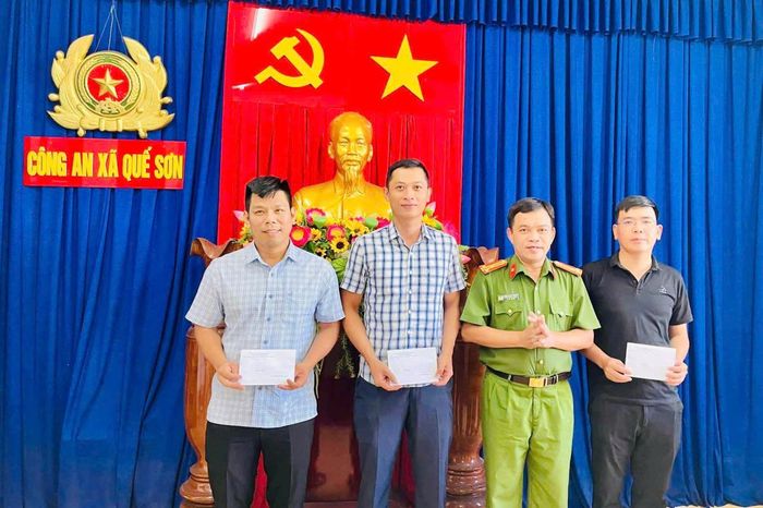 Công an xã Quế Sơn đã tổ chức buổi gặp mặt, động viên các cán bộ, chiến sĩ nhận nhiệm vụ công tác tại Cục Quản lý xuất nhập cảnh, Bộ Công an.