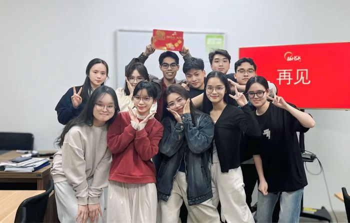Mai Đức Toàn chụp ảnh lưu niệm cùng các học viên trong buổi học chia tay.