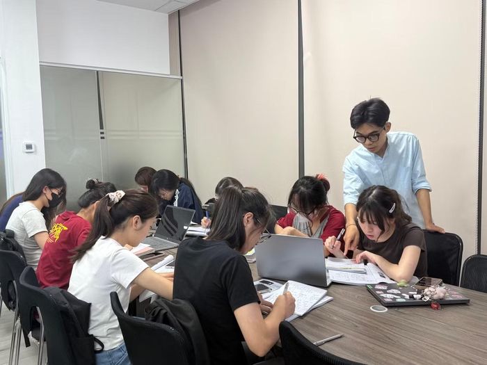 Mai Đức Toàn trực tiếp đứng lớp và hướng dẫn học viên trong một buổi học.