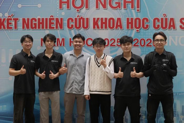 Đức Mạnh (thứ ba, từ phải sang) cùng giảng viên hướng dẫn và các thành viên trong nhóm tham gia Hội nghị Nghiên cứu khoa học cấp Trường.