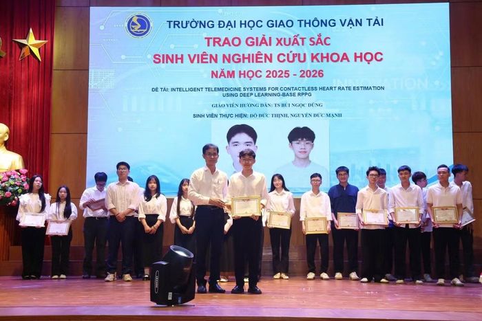 Đức Mạnh nhận giải Xuất sắc tại Hội nghị Nghiên cứu khoa học cấp Trường và được lựa chọn tham dự vòng thi cấp Bộ Giáo dục và Đào tạo.