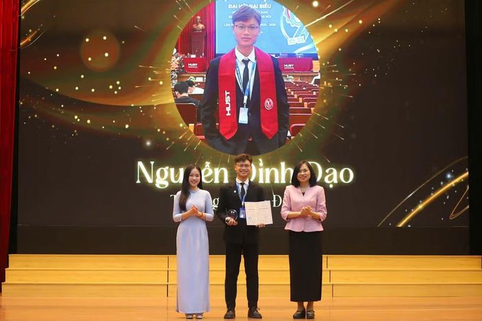 Đình Đạo tại Lễ tuyên dương 'Sinh viên 5 tốt' cấp Đại học.