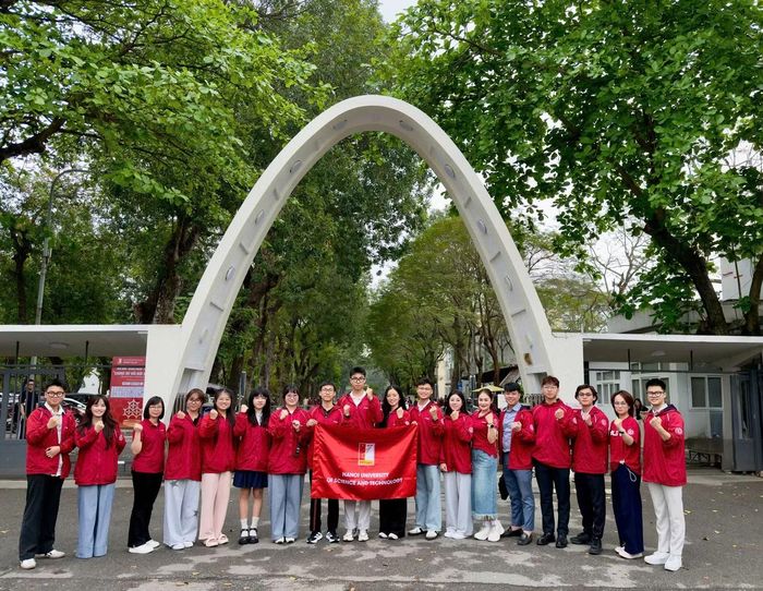 Đình Đạo cùng các bạn sinh viên Bách khoa đại diện sinh viên Việt Nam tham dự 'Hành trình Đỏ 2026'.