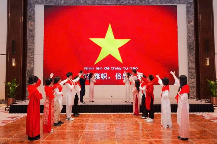 Đình Đạo cùng sinh viên HUST thể hiện tinh thần yêu nước qua tiết mục văn nghệ bế mạc tại Trung Quốc.