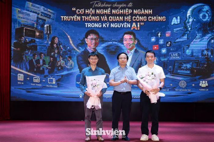 PGS. TS Phạm Thế Chính tặng hoa tri ân các diễn giả: Nhà báo Nguyễn Tuấn Anh - Trưởng Ban Sinh viên - Hoa Học Trò (Báo Tiền Phong); PGS. TS Phạm Chiến Thắng - Viện trưởng Viện Báo chí - Truyền thông và Khoa học liên ngành, Trường Đại học Khoa học (Đại học Thái Nguyên).