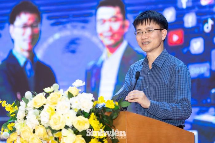Phát biểu tại chương trình, nhà báo Nguyễn Tuấn Anh - Trưởng Ban Sinh viên - Hoa Học Trò (Báo Tiền Phong) bày tỏ cảm xúc đặc biệt khi trở lại giao lưu cùng sinh viên Trường Đại học Khoa học. Anh đánh giá cao sự năng động và tinh thần chủ động của sinh viên nhà trường - tố chất mà anh cho là "chìa khóa" lợi thế trong bất kỳ kỷ nguyên nào.
