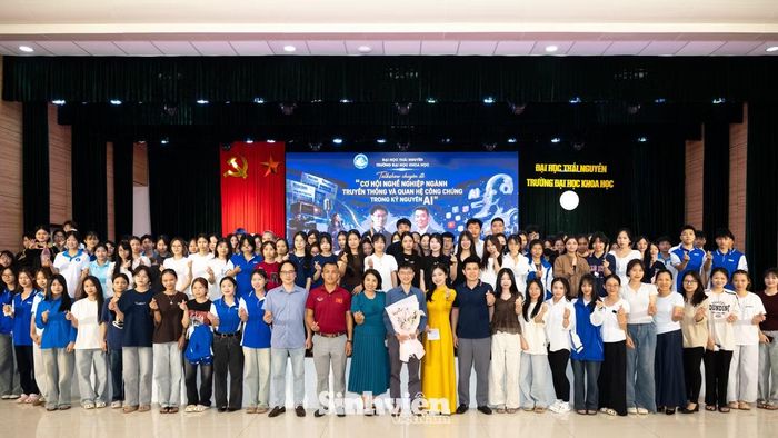 Các đại biểu, diễn giả và hàng trăm sinh viên Trường Đại học Khoa học (Đại học Thái Nguyên) chụp ảnh lưu niệm, khép lại chương trình.