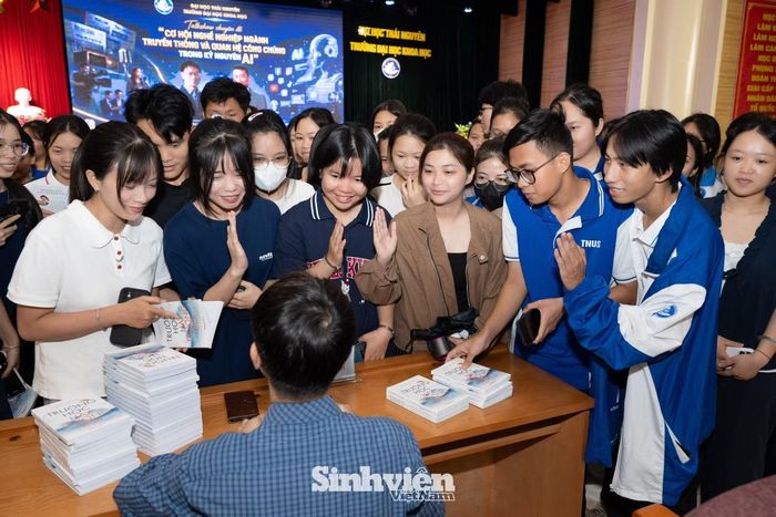 Nhân dịp này, nhà báo Nguyễn Tuấn Anh đã mang đến hội trường gần 100 cuốn sách 'Trường học hay trường' đời để ký tặng trực tiếp cho các bạn sinh viên. Đây không chỉ là một món quà tri thức mà còn là lời gửi gắm ý nghĩa, khuyến khích những người trẻ rèn luyện thói quen đọc sách, nâng cao chiều sâu tư duy để tự tin làm chủ và bứt phá trong kỷ nguyên số.
