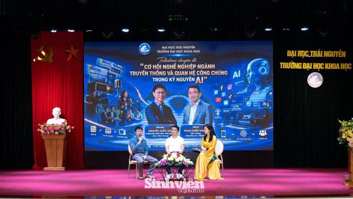 Đặt trong bối cảnh ngành báo chí, truyền thông đang trải qua cuộc thanh lọc mạnh mẽ dưới tác động của AI và làn sóng quy hoạch các cơ quan báo chí, chương trình là lời giải đáp kịp thời cho những trăn trở của sinh viên về tương lai và dư địa phát triển của nghề.