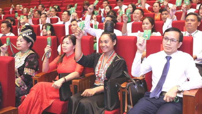  Các đại biểu biểu quyết tại đại hội, sáng 7-6. Ảnh: VIẾT CHUNG 