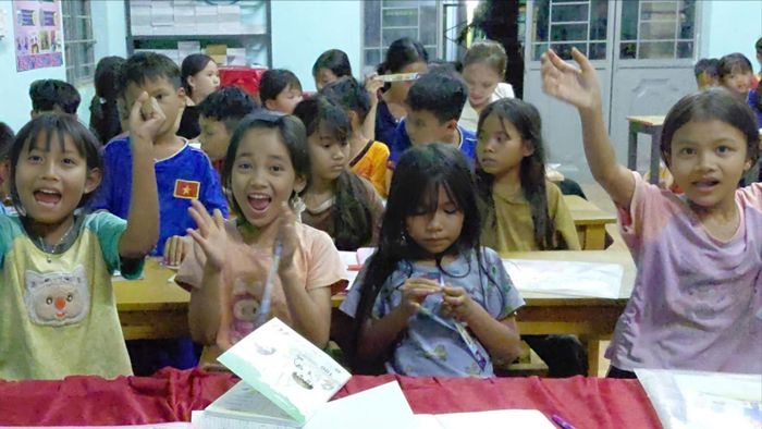 Các em tham gia lớp học tình thương tại làng Khôi, xã Ia Pia, tỉnh Gia Lai. Ảnh: LB
