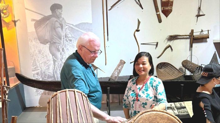 Ông Robert Ambrose Connor tham quan Bảo tàng Lịch sử TPHCM. Ảnh: QUỲNH NGA