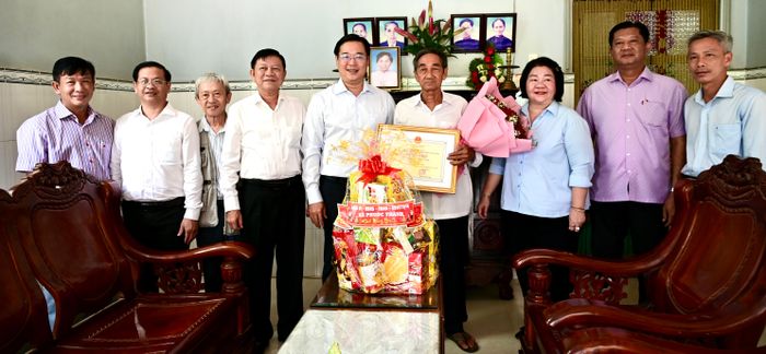 Đồng chí Lê Quốc Phong và đoàn đến thăm, chúc thọ ông Nguyễn Văn Tân. Ảnh: VĂN MINH