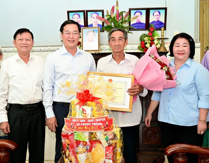 Đồng chí Lê Quốc Phong đến thăm, chúc thọ ông Nguyễn Văn Tân. Ảnh: VĂN MINH