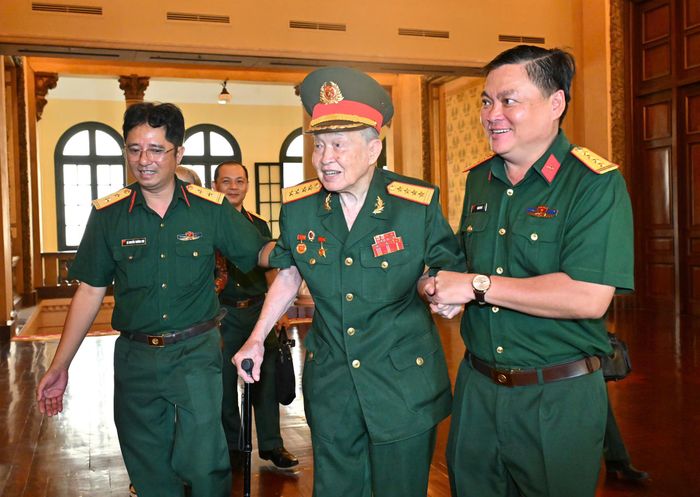  Đại tá, Anh hùng Lực lượng vũ trang nhân dân Nguyễn Văn Tàu (Tư Cang) dự hội thảo. Ảnh: VIỆT DŨNG 
