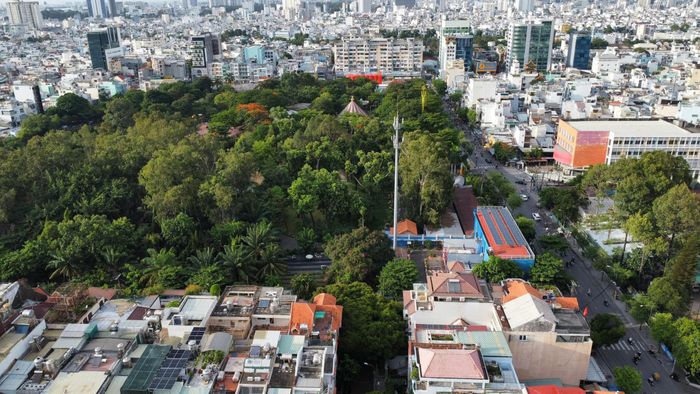  Khu vực Nghĩa địa Chí Hòa - Chợ Quán, nay là Công viên Lê Thị Riêng, phường Hòa Hưng, TPHCM, được cho là nơi có hố chôn tập thể liệt sĩ trong thời kỳ kháng chiến chống Mỹ cứu nước 