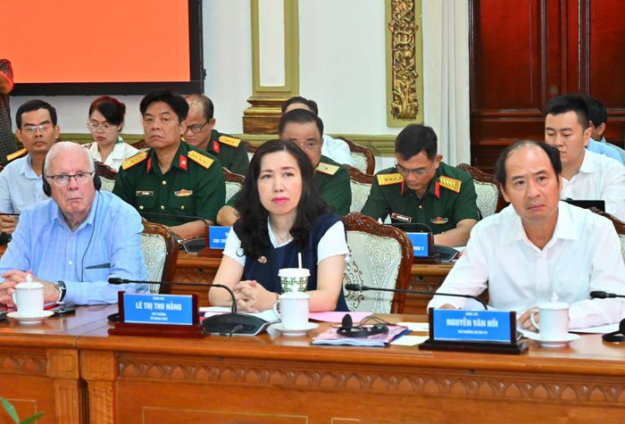  Ông Robert Ambrose Connor (bìa trái), người trực tiếp trải qua và chứng kiến các trận đánh trong cuộc Tổng tiến công và nổi dậy Xuân Mậu Thân 1968 tại khu vực sân bay Biên Hòa, chia sẻ ý kiến tại hội thảo. Ảnh: VIỆT DŨNG 