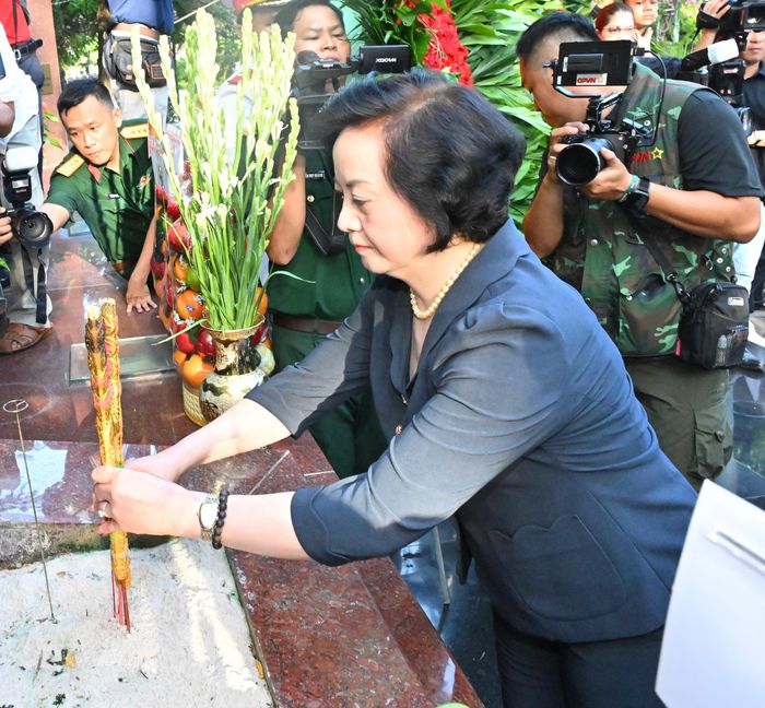  Phó Thủ tướng Phạm Thị Thanh Trà dâng hương tưởng niệm các Anh hùng liệt sĩ. Ảnh: VIỆT DŨNG 