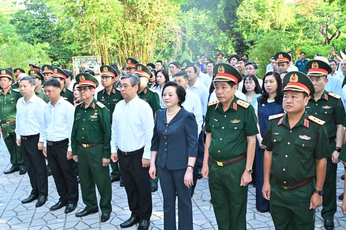  Các đại biểu dành một phút mặc niệm tưởng nhớ cố Tổng Bí thư Trần Phú và các Anh hùng liệt sĩ. Ảnh: VIỆT DŨNG 